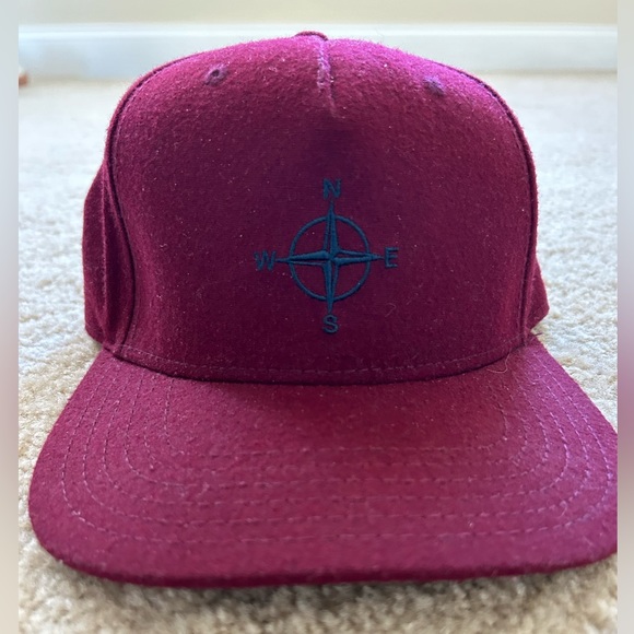 Maroon snapback hat - Picture 2 of 2